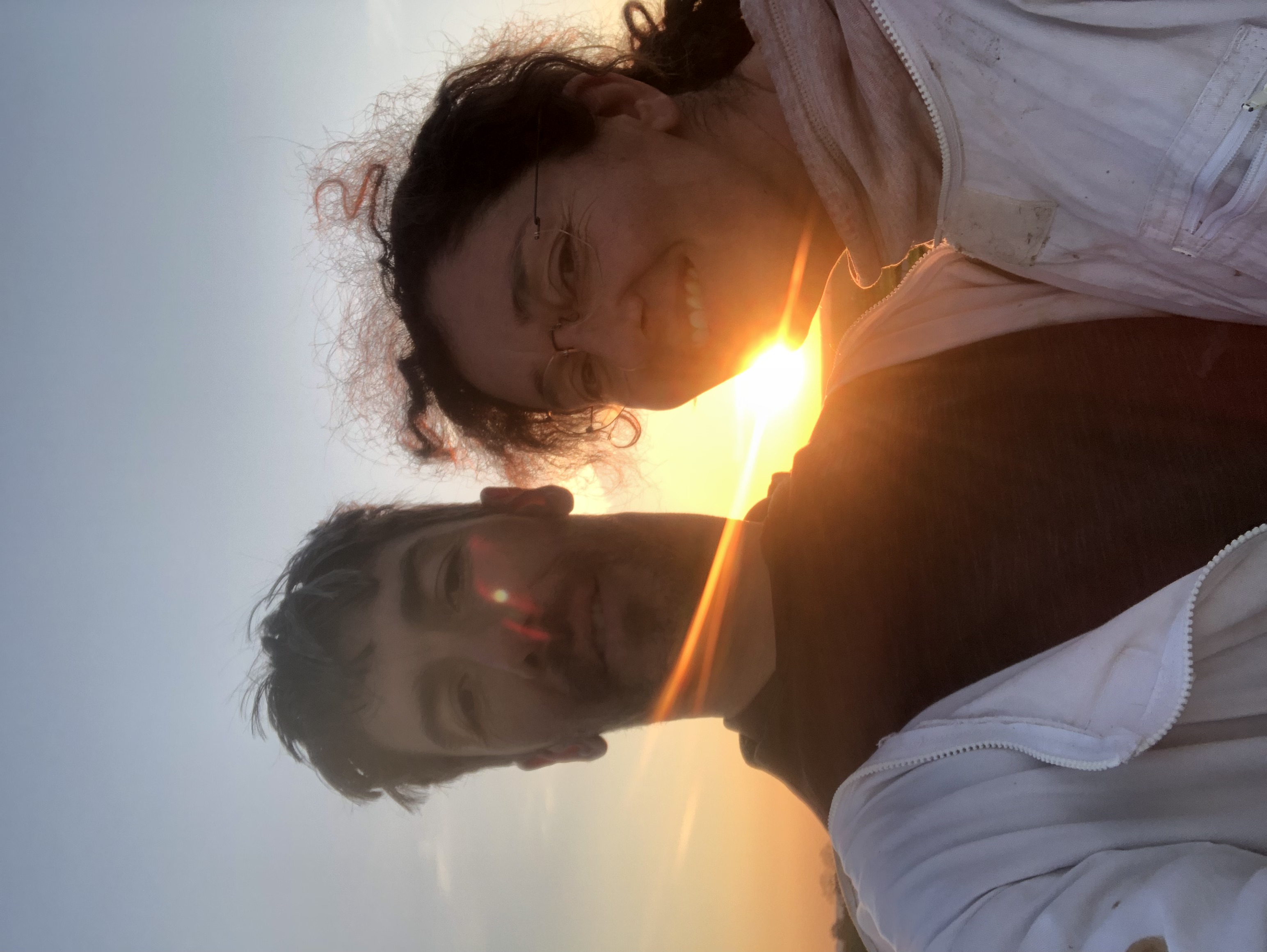 Flavie et Virgile au coucher de soleil dans les vignes