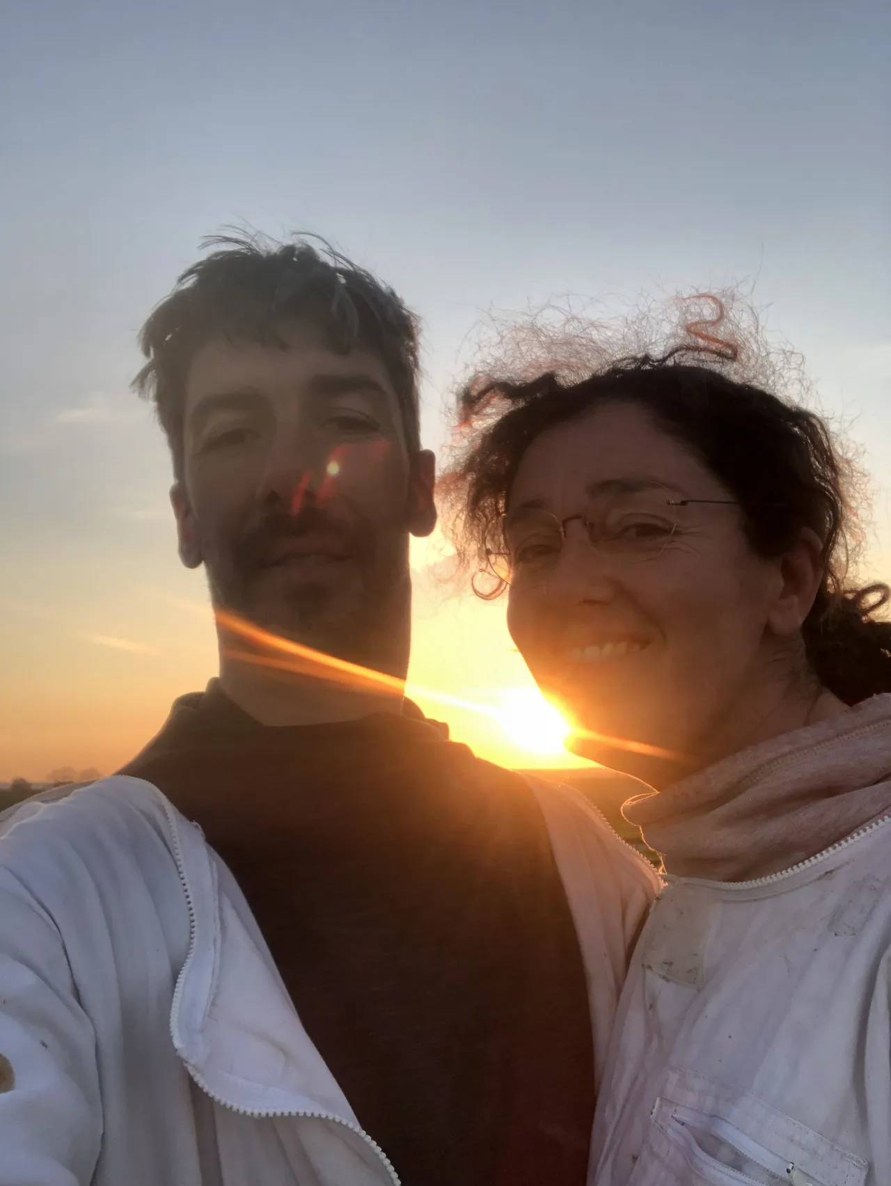 Flavie y Virgile al atardecer entre los viñedos