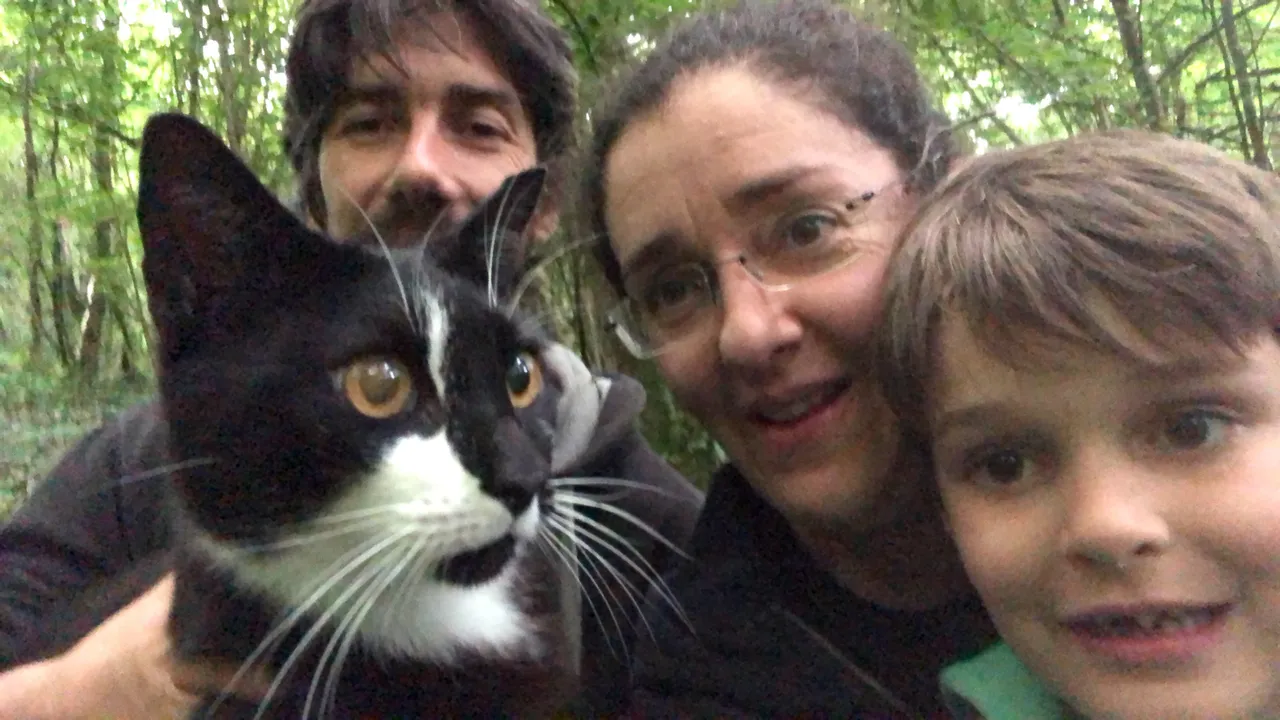 La familia y uno de los gatos guardianes del bosque