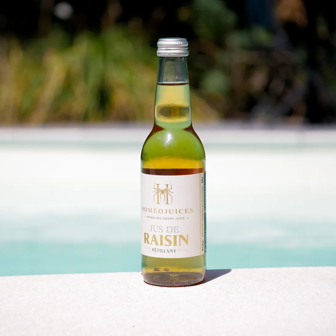 Verre de jus de raisin pétillant blanc servi en terrasse un soir d'été