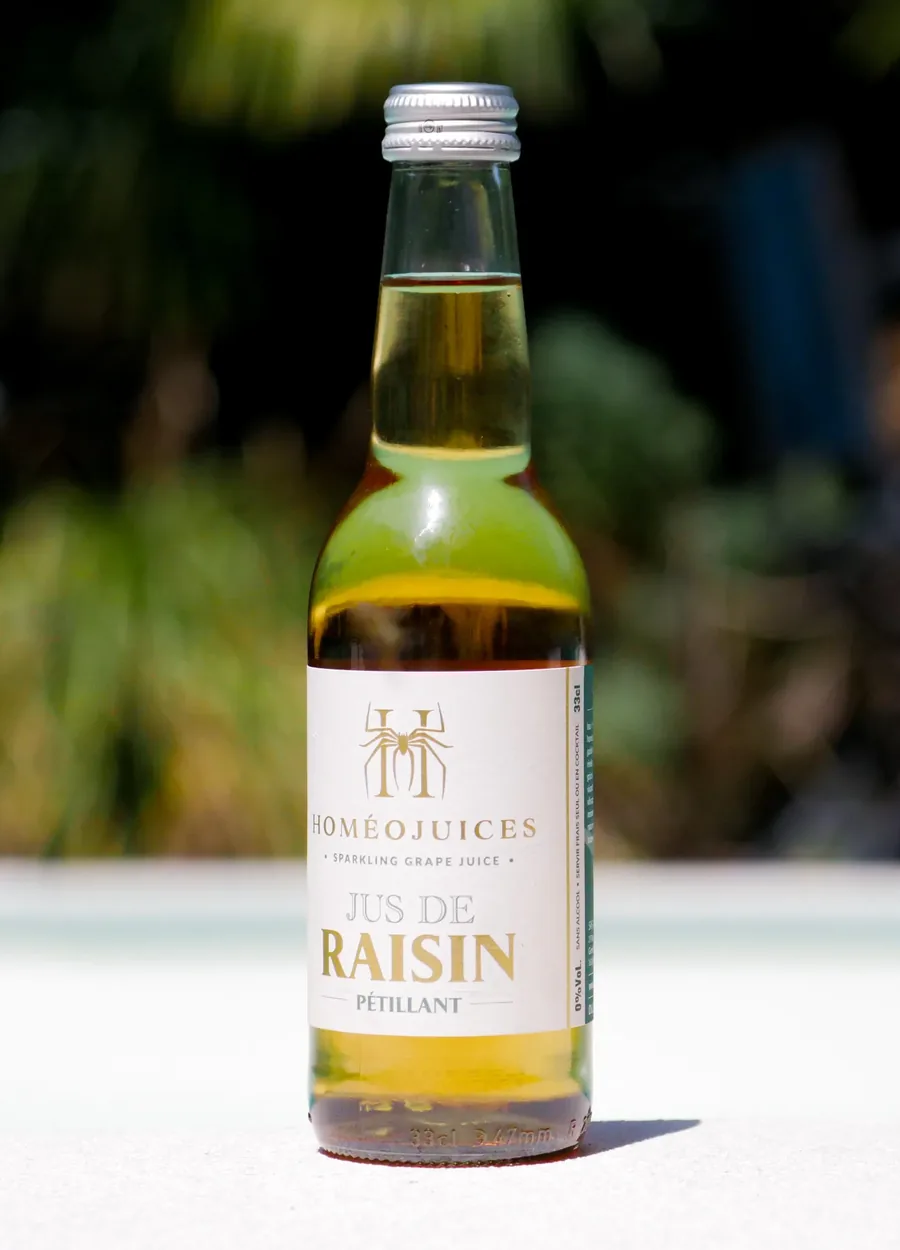 Bouteille Homéojuices Le Blanc, jus de raisin pétillant à la robe jaune pâle