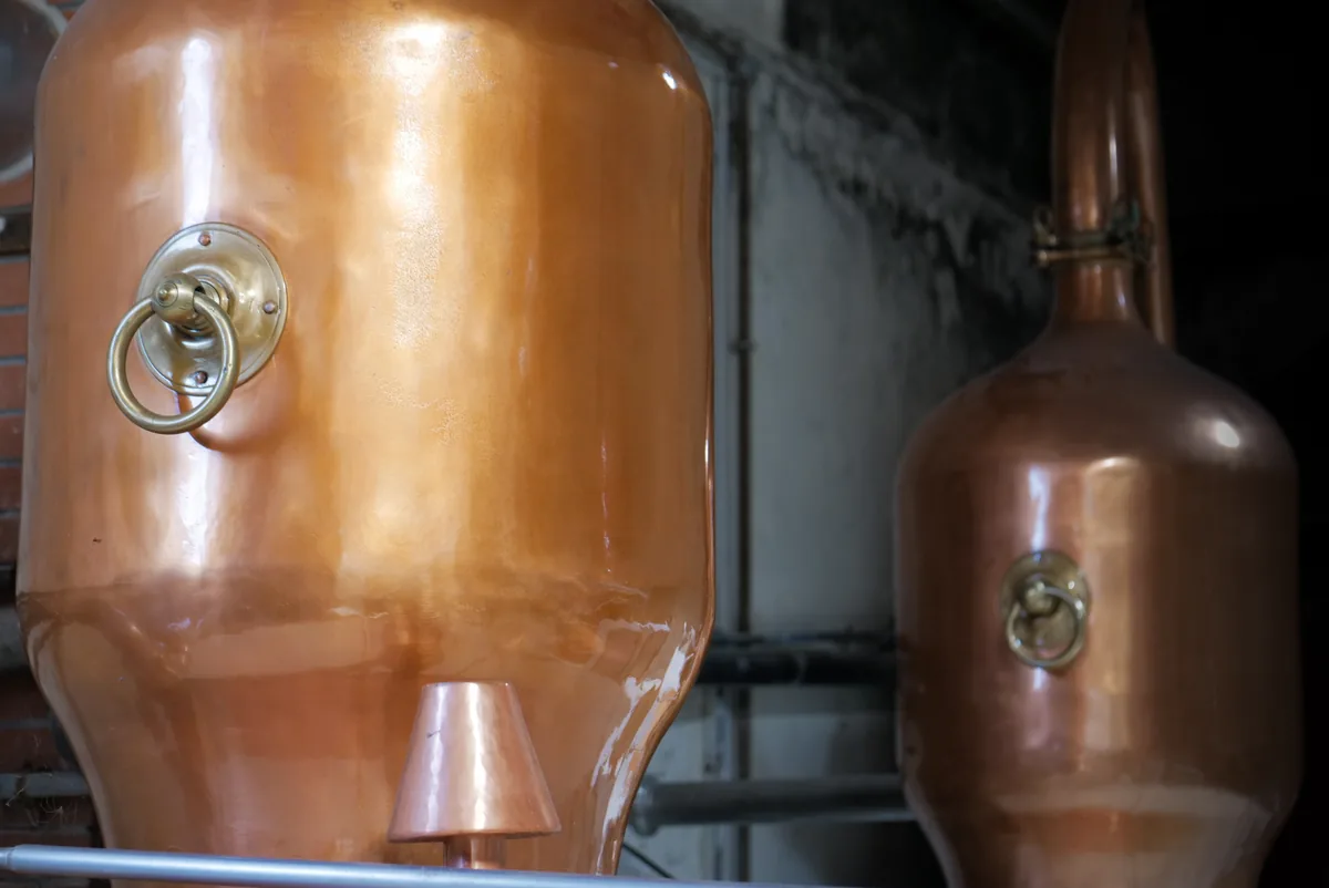 Alambic charentais en cuivre dans le chai de distillation